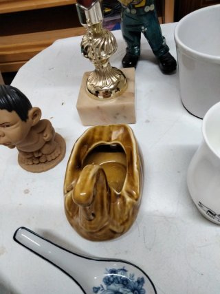 Lote figuras decorativas y trofeo