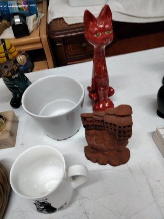 Lote figuras decorativas y trofeo