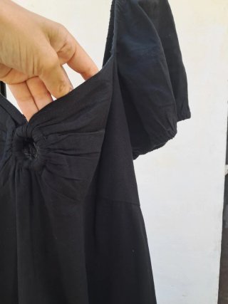 Vestido negro con escote cuadrado