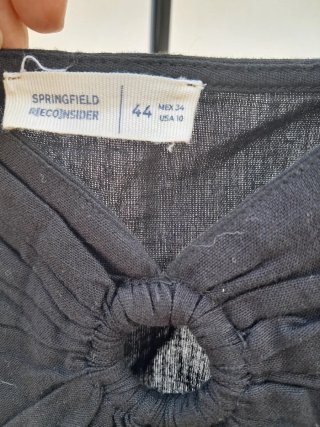 Vestido negro con escote cuadrado