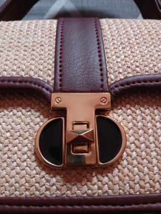Bolso de mano y hombro beige y granate oscuro
