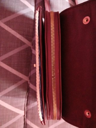 Bolso de mano y hombro beige y granate oscuro