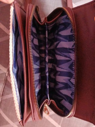 Bolso de mano y hombro beige y granate oscuro
