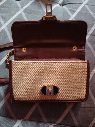 Bolso de mano y hombro beige y granate oscuro