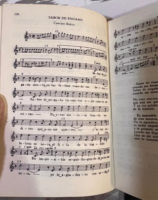 Libro antiguo “200 joyas de la canción Mexicana”
