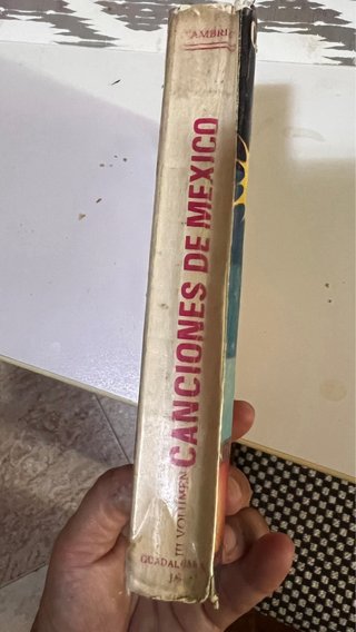 Libro antiguo “200 joyas de la canción Mexicana”
