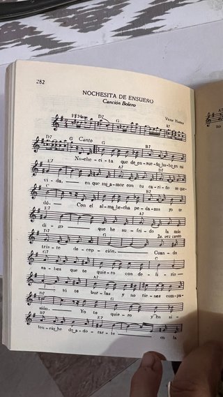 Libro antiguo “200 joyas de la canción Mexicana”