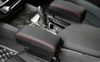 Apoyabrazos coche negro con costuras rojas