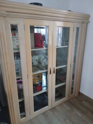 Vitrina de madera y cristal