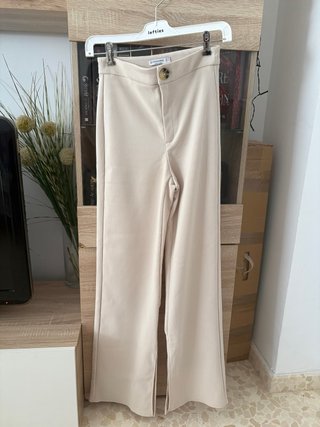 Pantalón ancho beige con abertura