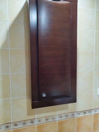 Mueble de baño de madera oscuro