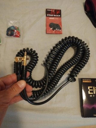 Accesorios guitarra: púas, cable, correa