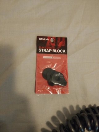 Accesorios guitarra: púas, cable, correa