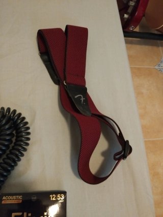 Accesorios guitarra: púas, cable, correa