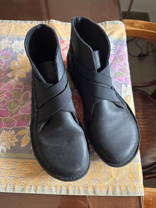 Botines negros con detalles azules