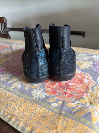 Botines negros con detalles azules