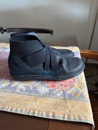 Botines negros con detalles azules