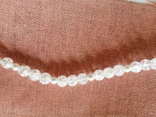 Collar de perlas y cristal agrietado