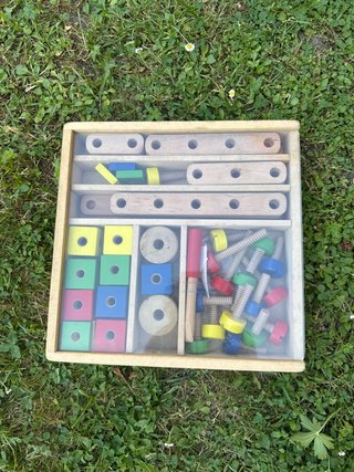 Juego construcción madera tornillos y bloques