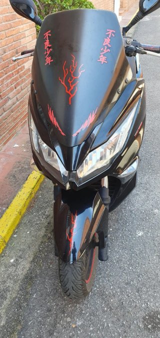 Kawasaki J125 Maxi Scooter Negra