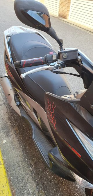 Kawasaki J125 Maxi Scooter Negra