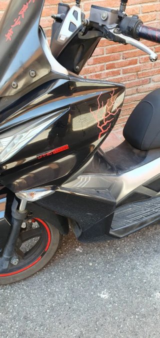 Kawasaki J125 Maxi Scooter Negra