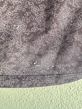 Camiseta estampada morada y gris