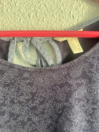 Camiseta estampada morada y gris