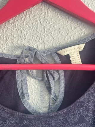 Camiseta estampada morada y gris
