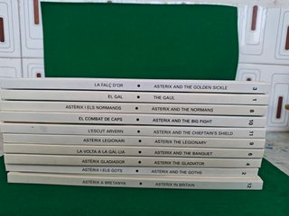 10 Tebeos Asterix, hoja izq. inglés, der. catalán.