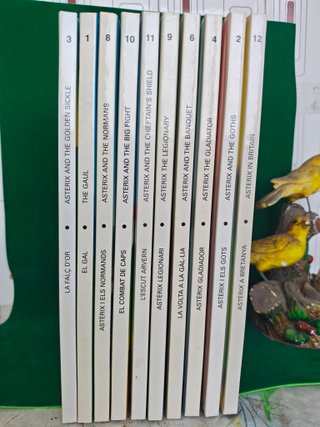 10 Tebeos Asterix, hoja izq. inglés, der. catalán.