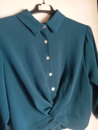 Blusa Teal con Botones y Nudo