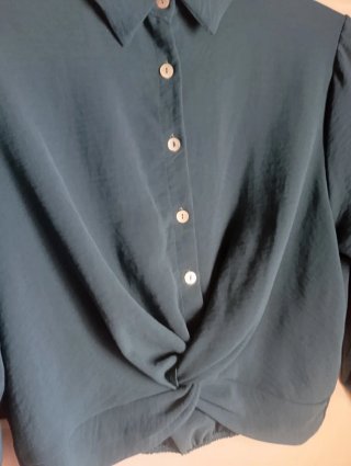 Blusa Teal con Botones y Nudo