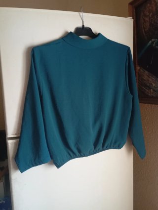 Blusa Teal con Botones y Nudo
