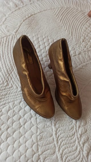 Zapatos de tacón dorados para mujer