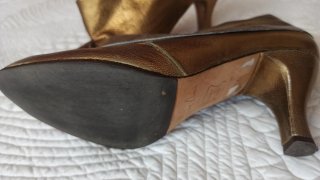 Zapatos de tacón dorados para mujer