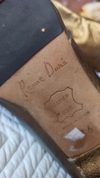 Zapatos de tacón dorados para mujer