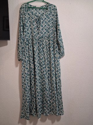 Vestido largo OYHSO verde y blanco talla S