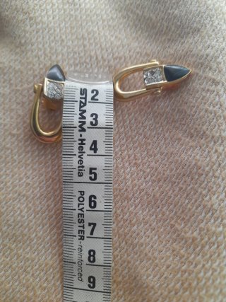 Pendientes clip dorados negros con pedrería. Bisut