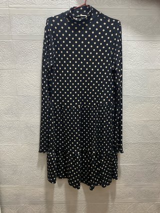 Vestido negro con lunares