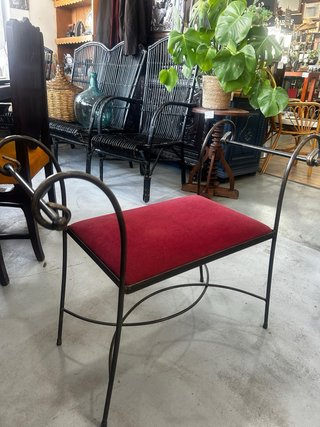 Banqueta descalzadora de forja y terciopelo rojo
