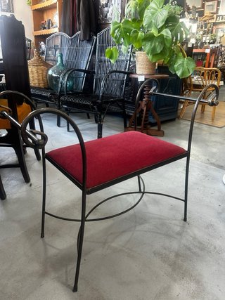 Banqueta descalzadora de forja y terciopelo rojo