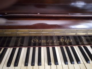 Piano antiguo de madera