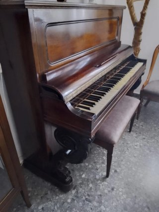 Piano antiguo de madera