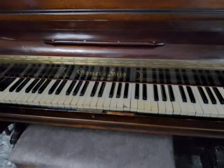Piano antiguo de madera
