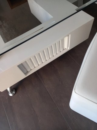 Mesa centro cristal y 2 pufs blancos