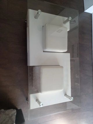 Mesa centro cristal y 2 pufs blancos
