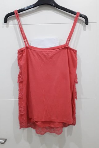 Blusa tirantes encaje rosa coral