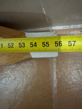 Perchero de madera con pomos blancos