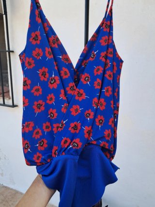 Body floral azul y rojo